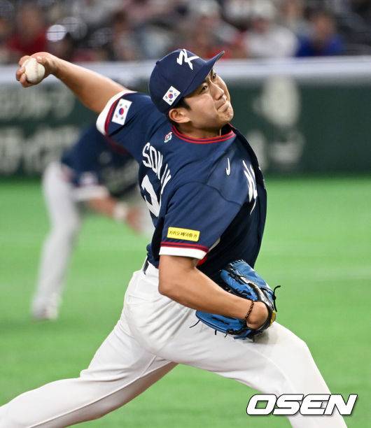 [OSEN=도쿄(일본), 손용호 기자] 9일 일본 도쿄돔에서 월드베이스볼클래식(WBC) 조별리그 C조 한국과 호주의 경기가&nbsp;열렸다.C조는 일본이 3승으로 조 1위를 확정, 8강에 진출했다. 호주가 2승 1패, 대만이 2승 2패, 한국이 1승 2패, 체코는 3패다.한국 WBC 대표팀이 8강에 진출하려면 호주에 2점 이하로 실점하면서 5점 차 이상으로 승리해야만 한다.1회말 무사에서 한국 선발투수 손주영이 역투하고 있다. 2026.03.09&nbsp;/spjj@osen.co.kr