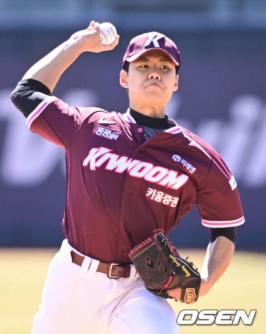 [OSEN=수원, 조은정 기자]19일 경기도 수원 KT위즈파크에서 ‘2026 신한 SOL KBO리그’ 시범경기 KT 위즈와 키움 히어로즈의 경기가 열렸다.KT는 선발 투수로 보쉴리를, 키움은 김윤하를 마운드에 올렸다.1회말 키움 김윤하가 역투하고 있다. 2026.03.19 /cej@osen.co.kr