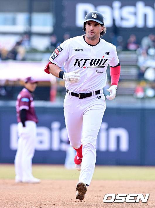 [OSEN=수원, 지형준 기자] 20일 경기도 수원 KT위즈파크에서 ‘2026 신한 SOL KBO리그’ 시범경기 KT 위즈와 키움 히어로즈의 경기가 열렸다.KT는 10위(1승 2무 4패), 키움는 공동 8위(2승 1무 4패)를 기록중이다. 1회말 KT 힐리어드가 선두타자 초구 홈런을 날리며 그라운드를 돌고 있다. 2026.03.20&nbsp;/ jpnews@osen.co.kr