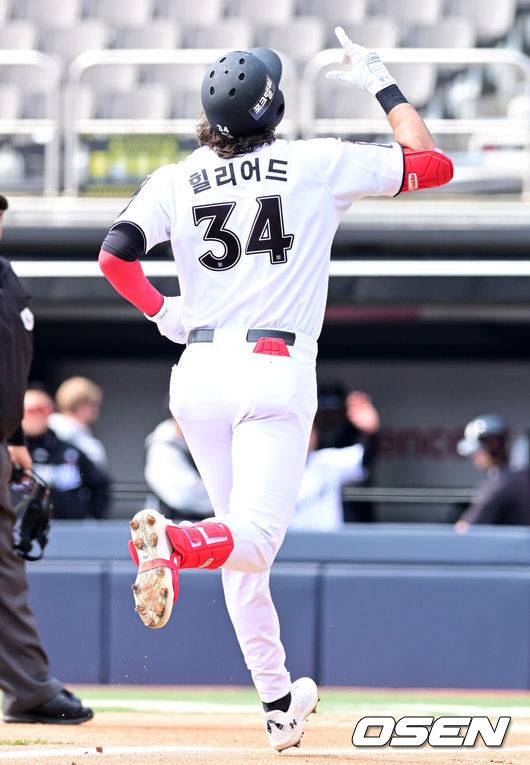 [OSEN=수원, 지형준 기자] 20일 경기도 수원 KT위즈파크에서 ‘2026 신한 SOL KBO리그’ 시범경기 KT 위즈와 키움 히어로즈의 경기가 열렸다.KT는 10위(1승 2무 4패), 키움는 공동 8위(2승 1무 4패)를 기록중이다. 1회말 KT 힐리어드가 선두타자 초구 홈런을 날리고 세리머니를 하고 있다. 2026.03.20&nbsp;/ jpnews@osen.co.kr