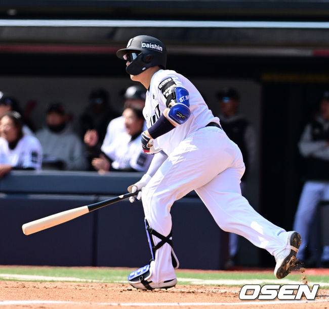 [OSEN=수원, 지형준 기자] 20일 경기도 수원 KT위즈파크에서 ‘2026 신한 SOL KBO리그’ 시범경기 KT 위즈와 키움 히어로즈의 경기가 열렸다.KT는 10위(1승 2무 4패), 키움는 공동 8위(2승 1무 4패)를 기록중이다. 4회말 2사 2,3루에서 KT 한승택이 2타점 좌전 적시타를 날리고 있다. 2026.03.20&nbsp;/ jpnews@osen.co.kr