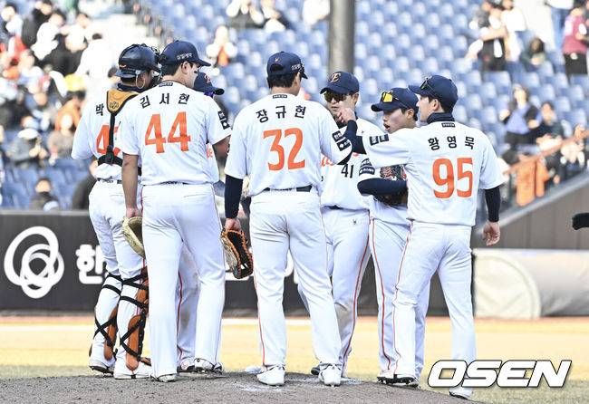 [OSEN=대전, 박준형 기자]프로야구 한화 이글스가 KIA 마운드를 두드리고 시범경기 2연승을 달성했다.김경문 감독이 이끄는 한화는 20일 대전 한화생명 볼파크에서 열린 2026 신한 SOL KBO리그 KIA와의 시범경기에서 13-8로 승리했다. 전날 7-5 끝내기 승리를 거뒀던 한화는 이틀 연속 KIA를 잡고 시범경기 전적 4승4패를 만들었다.경기종료 후 한화 선수들이 승리의 기쁨을 나누고 있다.    2026.03.20 / soul1014@osen.co.kr기