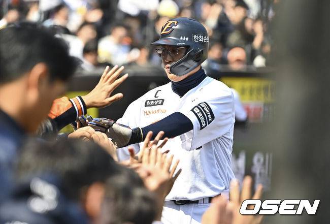 [OSEN=대전, 박준형 기자] 20일 오후 대전 한화생명볼파크에서 2026 신한 SOL KBO 리그 시범경기 한화 이글스와 KIA 타이거즈의 경기를 진행됐다.전날 한화는 4-5로 끌려가다 9회말 허인서의 동점 홈런과 김태연의 끝내기 홈런으로 7-5 역전승을 거두고 2연패를 끊었다.2회말 무사 만루 한화 심우준의 역전 1타점 희생플라이때 3루 주자 채은성이 태그업 득점 후 동료들의 축하를 받고 있다.    2026.03.20 / soul1014@osen.co.kr
