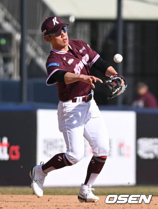 [OSEN=수원, 조은정 기자]19일 경기도 수원 KT위즈파크에서 ‘2026 신한 SOL KBO리그’ 시범경기 KT 위즈와 키움 히어로즈의 경기가 열렸다.KT는 선발 투수로 보쉴리를, 키움은 김윤하를 마운드에 올렸다.8회말 2사 1루 키움 3루수 서건창이 KT 조대현의 땅볼을 처리하고 있다. 2026.03.19 /cej@osen.co.kr