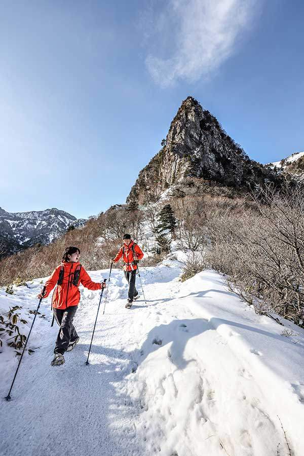 삼각봉 대피소에서 올려다보이는 삼각봉. 뾰족하고 세모나다.