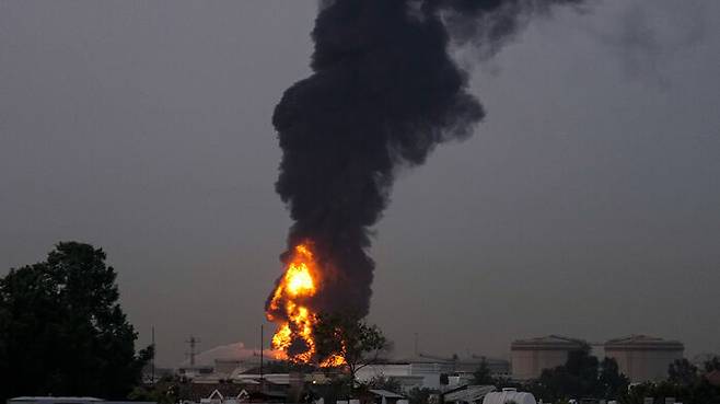 드론 공격으로 검은 연기가 피어오르는 아랍에미리트 두바이 공항 (사진=AP, 연합뉴스)