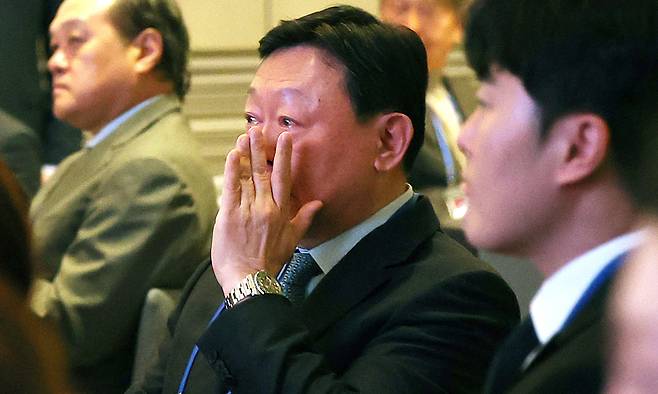 19일 서울 송파구 시그니엘 서울에서 열린 2026 동계올림픽 대한민국 스키·스노보드대표단 격려 행사에서 신동빈 롯데그룹 회장이 특별영상을 보던 중 눈가를 만지고 있다. 연합뉴스