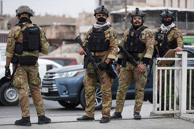 12일 이라크 바그다드 시내에서 이라크 군인들이 순찰을 하고 있다. AFP연합뉴스