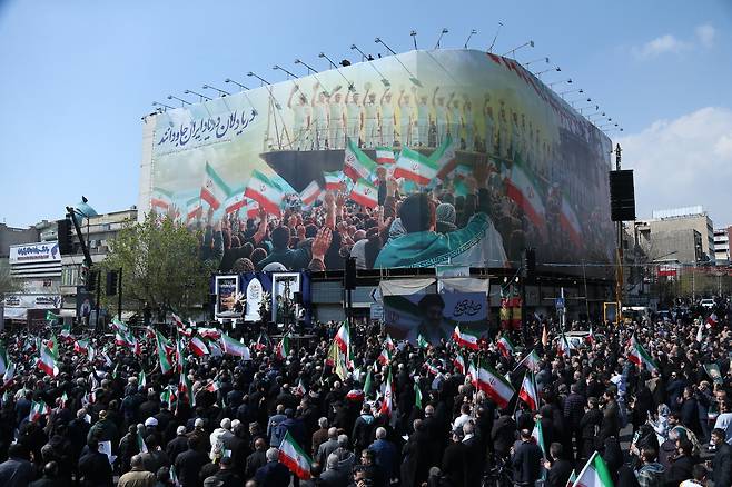 18일 이란 테헤란에서 열린 알리 라리자니 최고국가안보회의(SNSC) 사무총장의 장례식에 이란인들이 참석하고 있다. 신화통신