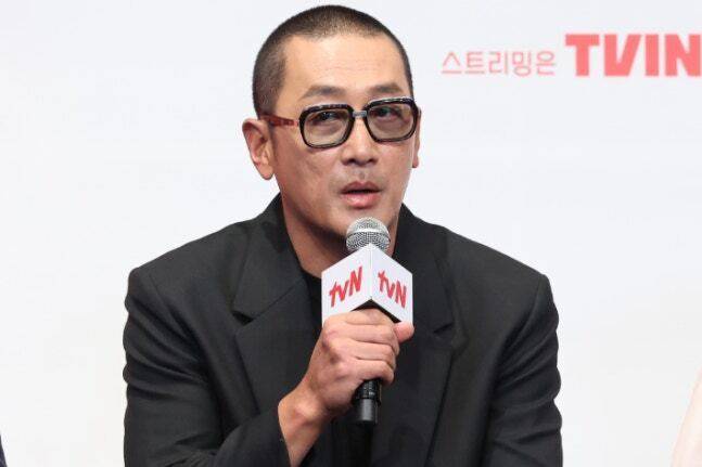 배우 하정우가 9일 서울 구로구 더링크호텔에서 열린 tvN 드라마 ‘대한민국에서 건물주 되는 법’ 제작발표회에서 인사하고 있다. 연합뉴스