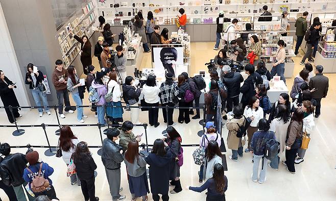 국립박물관재단과 하이브가 협업한 성덕대왕신종 문양을 활용한 '뮷즈' 판매가 시작된 20일 오후 서울 용산구 국립중앙박물관에서 해외 아미(BTS 팬)들이 굿즈 구입을 위해 길게 줄을 서고 있다. 뉴시스