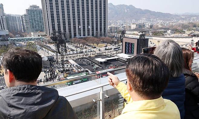 윤호중 행정안전부 장관이 그룹 방탄소년단(BTS)의 컴백 공연을 앞둔 20일 서울 종로구 광화문 일대를 찾아 안전관리 현장 상황을 점검하고 있다. 행정안전부 제공