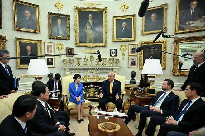 도널드 트럼프 미국 대통령과 다카이치 사나에 일본 총리가 19일(현지시간) 백악관 오벌오피스에서 회담하고 있다. 2026.3.19 워싱턴 AFP 연합뉴스