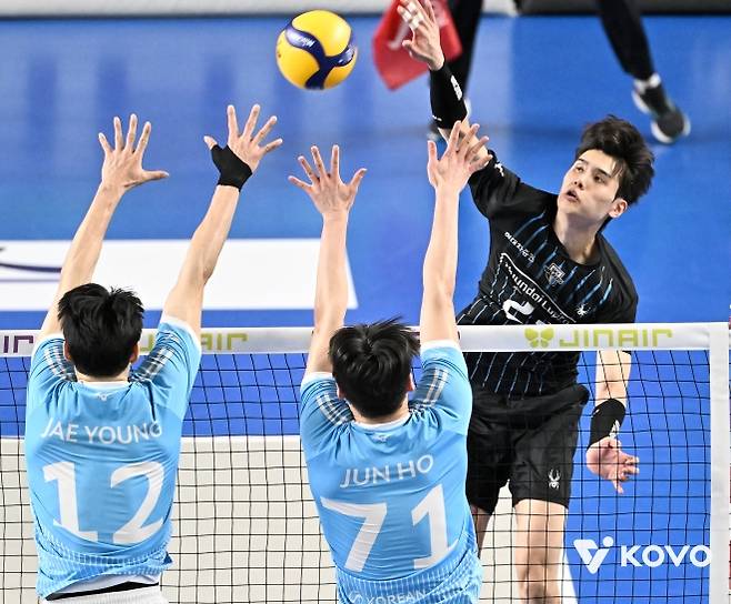 현대캐피탈 이승준(오른쪽)이 19일 충남 천안시 유관순체육관에서 열린 2025~26 V리그 정규리그 마지막 경기 대한항공과 맞대결에서 강력한 스파이크를 날리고 있다. 한국배구연맹 제공