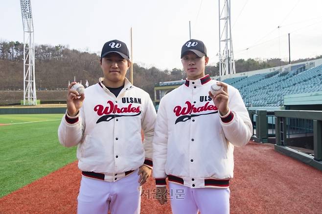 울산 웨일즈 투수 이승근(왼쪽)과 내야수 노강민이 지난 17일 울산 문수 야구장에서 야구공을 들고 함께 기념 사진을 찍고 있다.
