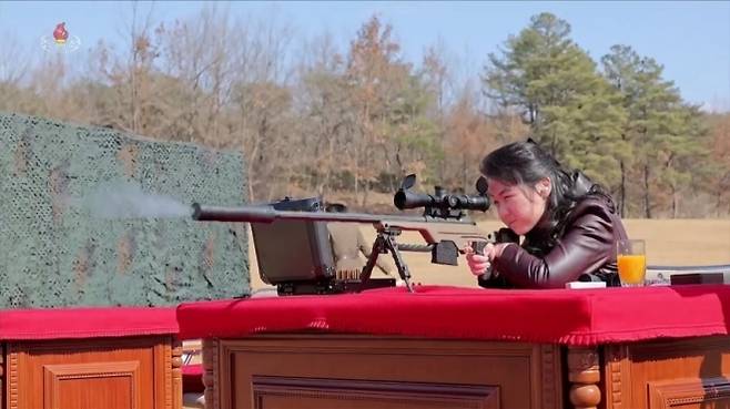 지난달 28일 조선중앙통신은 김정은 북한 국무위원장 의딸 김주애가 야외 사격장에서 저격소총을 조준 사격하는 모습을 공개했다