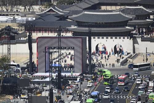 방탄소년단(BTS) 광화문 공연을 이틀 앞둔 19일 서울 종로구 광화문 광장에서 막바지 무대 준비 작업이 이뤄지고 있다. 2026.3.19 이지훈 기자