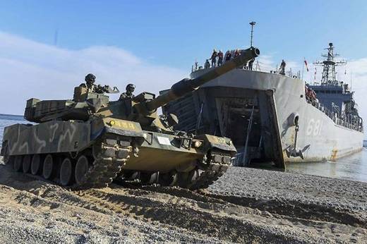 경북 포항 일대에서 진행된 ‘2025년 호국합동상륙훈련’에 참가한 해병대 ‘K1A2 전차’가 상륙함(LST-I)에서 해안으로 상륙하고 있다. 사진 제공=해병대