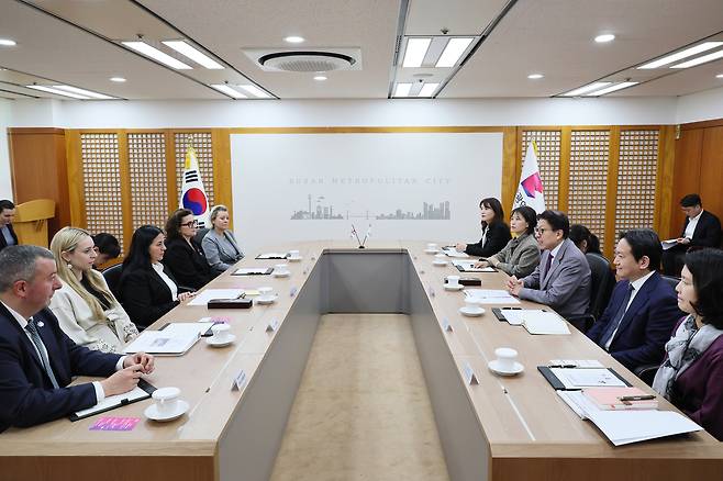 박형준(오른쪽 세 번째) 부산시장이 19일 시청에서 몬트리올시 대표단과 만나 문화·창의산업을 포함한 다양한 분야의 협력 확대 방안을 논의하고 있다. 사진제공=부산시