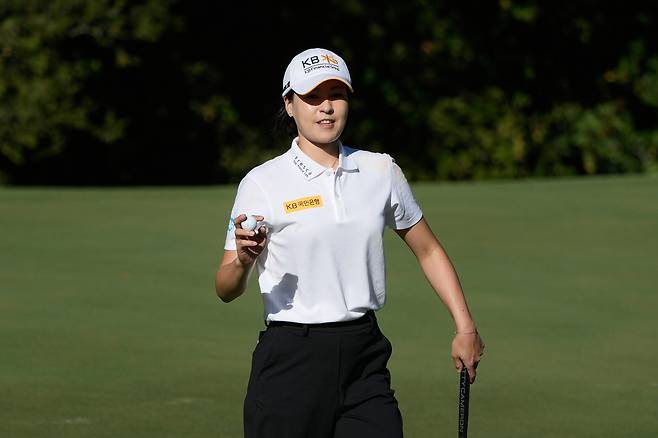 갤러리에게 인사하고 있는 전인지. 사진 제공=AP연합뉴스