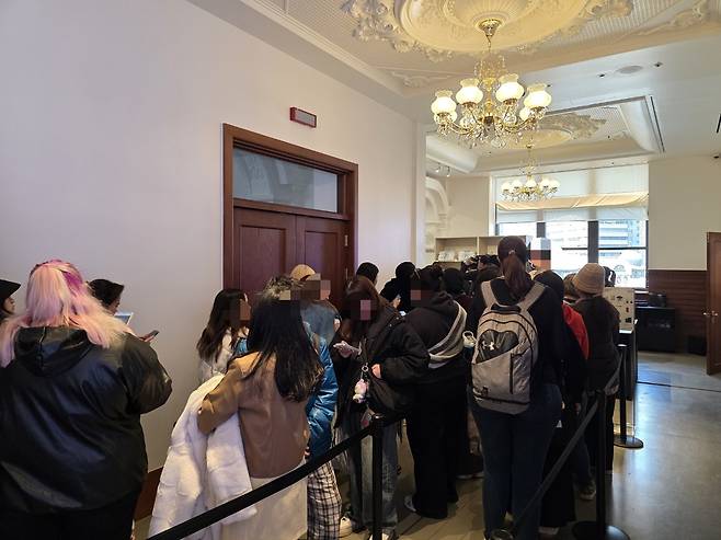 20일 서울 중구 신세계백화점 본점 헤리티지 뮤지엄에 마련된 ‘BTS 팝업 : 아리랑(BTS POP-UP : ARIRANG)’에서 고객들이 굿즈를 사기 위해 대기하고 있다. 이용성 기자