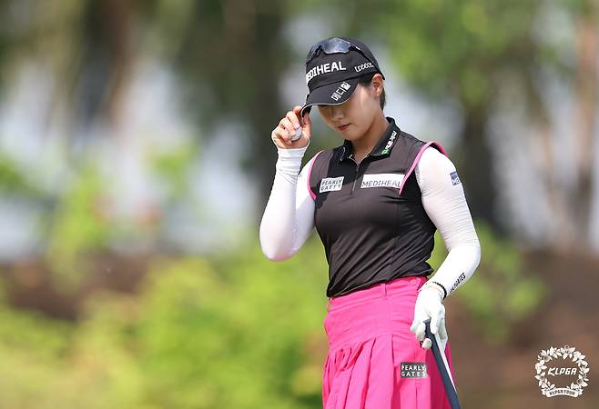 갤러리에게 인사하고 있는 박현경. 사진 제공=KLPGA