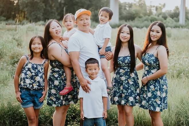 2024년 블롱과 낼리(왼쪽 두 번째)는 두 살 때부터 백혈병을 앓아온 막내딸의 완치를 기념하며 가족사진을 찍었다. ⓒ낼리 제공