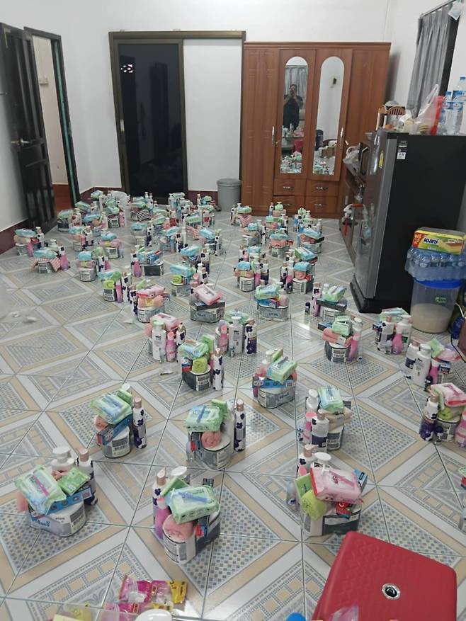 투는 2025년 라오스에서 비영리단체를 조직했다. 미국에서 라오스로 송환된 추방자들을 위해 생활필수품을 준비한다. 세안 도구와 휴지 등으로 작은 꾸러미를 만들어 ICE 전세기에서 막 내린 집단 추방자들에게 전달한다. ⓒ투 제공