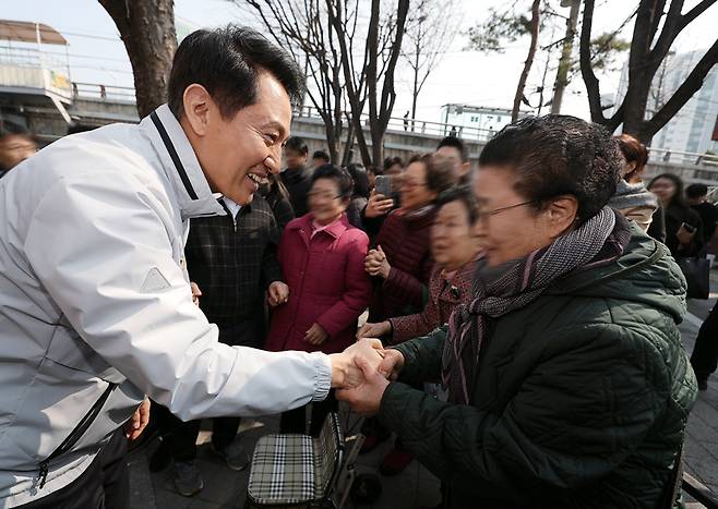 오세훈 서울시장이 3월17일 서울 영등포구 신길역세권 장기전세주택 건립 현장 인근 공원에서 주민들과 인사하고 있다. ⓒ연합뉴스
