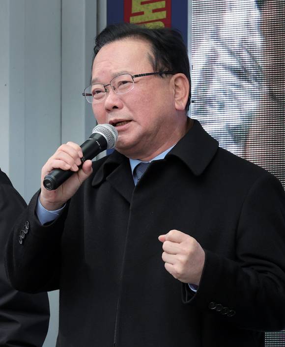 김부겸 전 국무총리가 2025년 3월18일 울산시 남구 롯데백화점 광장에서 윤석열 대통령(당시)의 파면을 촉구하는 집회에 참석해 발언하고 있다. ⓒ연합뉴스