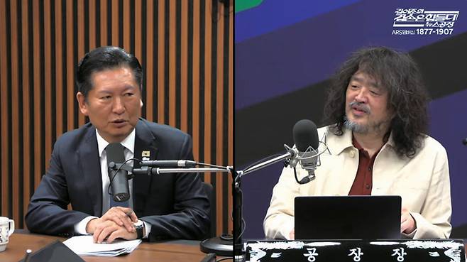 정청래 더불어민주당 대표(왼쪽)가 3월18일 김어준씨 방송 《김어준의 겸손은 힘들다 뉴스공장》에 출연해 당의 검찰 개혁안 논의 과정을 설명하고 있다. ⓒ유튜브 화면 갈무리 캡쳐