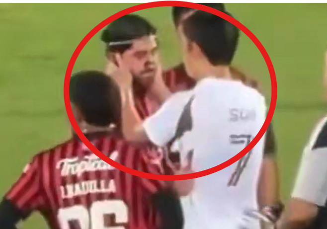 아론 살라사르가 경기 후 손흥민과 대화를 나누고 있다. 살라사르 SNS 캡처