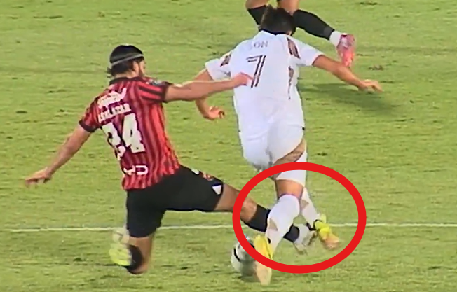 LAFC 손흥민이 18일 북중미 챔피언스컵 16강 2차전에서 알라후엘렌세 수비수 아론 살라사르의 태클에 걸리고 있다. 중계 화면 캡처