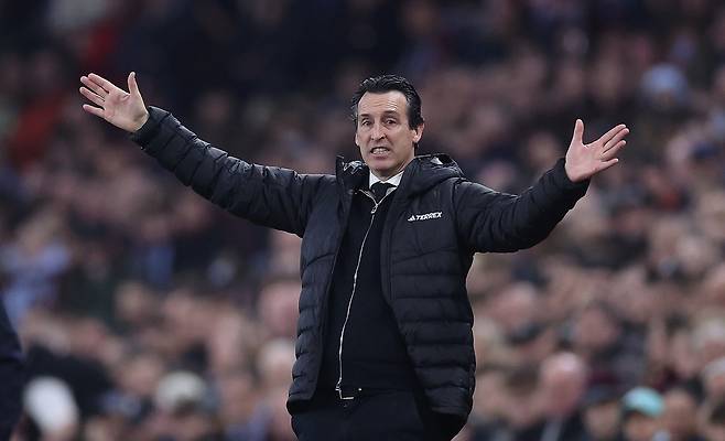 애스턴 빌라 우나이 에메리 감독이 20일 유로파리그 16강 2차전에서 릴을 맞아 선수들에게 작전 지시를 하고 있다. EPA연합뉴스