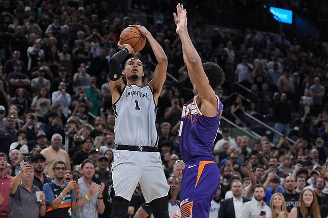 샌안토니오 웸반야마가 20일 피닉스전에서 1점 뒤진 종료 직전 점프슛을 던지고 있다. AP연합뉴스