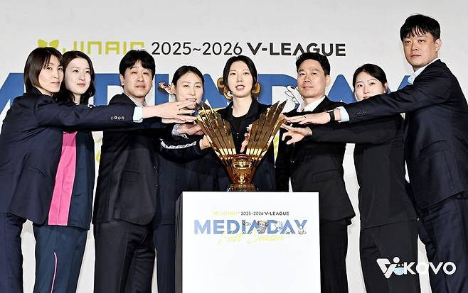 ▲ 왼쪽부터 V리그 포스트시즌 미디어데이에 참석한 흥국생명 요시하라 도모코 감독과 이다현, 한국도로공사 김종민 감독과 배유나, 현대건설 양효진과 강성형 감독, GS칼텍스 권민지와 이영택 감독 ⓒKOVO