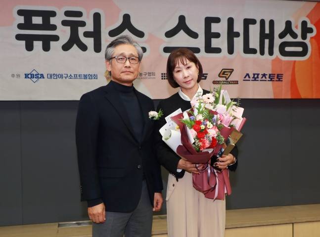 2024 퓨처스 스타대상 시상식(주최 스타뉴스)에서 야구 부문 스타상을 수상한 정현우의 어머니 김규희 씨(오른쪽)가 양해영 대한야구소프트볼협회 회장(당시 부회장)과 포즈를 취하고 있다.  /사진=이동훈 기자