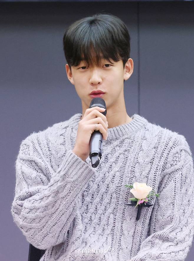 '2025 퓨처스 스타대상' 시상식이 24일 서울 중구 한국프레스센터 19층 기자회견장에서 열렸다.  김태호(경북자연과학고1)가 축구 부문 미래스타상을 수상한 후 기자회견에서 기자들의 질문에 답하고 있다. /사진=김진경 대기자