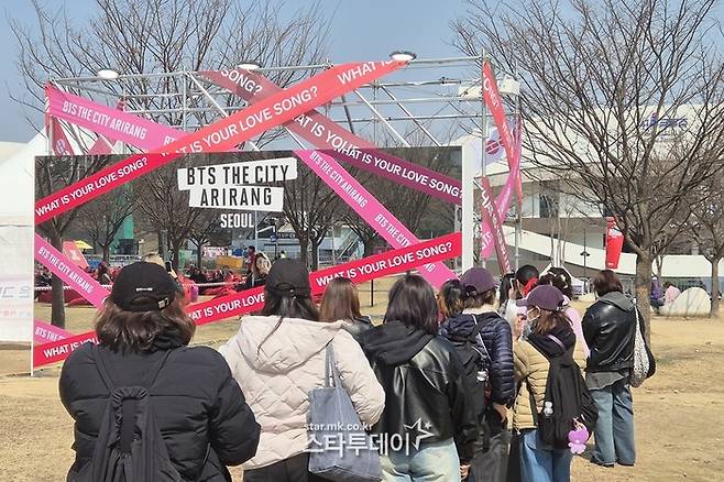 방탄소년단 5집 ‘아리랑’ 발매 기념 팝업 행사가 여의도 한강공원에서 열렸다. 콘텐츠를 즐기기 위해 줄 서 있는 팬들. 사진ㅣ지승훈 기자