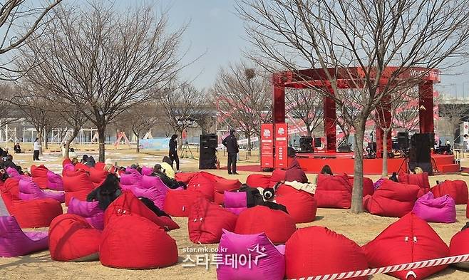 방탄소년단 5집 ‘아리랑’ 발매 기념 팝업 행사가 여의도 한강공원에서 열렸다. 팬들을 위한 휴식 공간 및 버스킹도 마련됐다. 사진ㅣ지승훈 기자