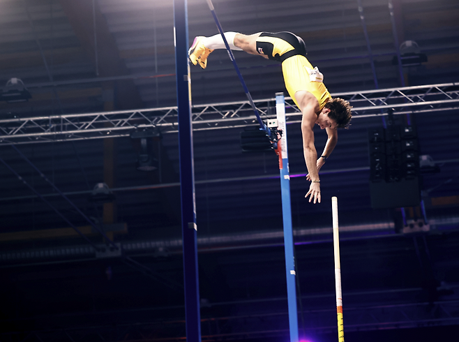 아먼드 듀플랜티스가 지난 3월 12일(현지시간) 스웨덴 웁살라 IFU 아레나에서 열린 ‘몬도 클래식(Mondo Classic)’ 대회에서 6.31m의 세계신기록을 넘고 있다. AP