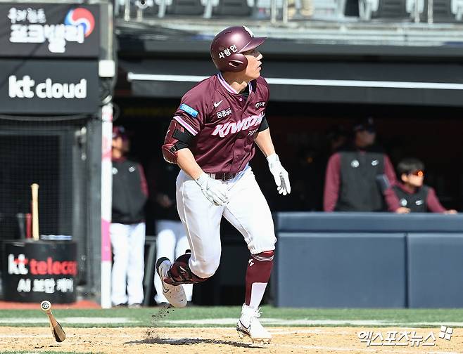 키움 히어로즈 베테랑 타자 서건창이 19일 수원 KT위즈파크에서 열린 2026 KBO 시범경기 KT 위즈전에서 8회초 대타로 출전, 결승 1타점 2루타를 기록했다. 사진 고아라 기자