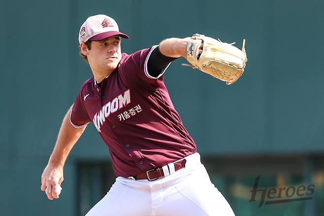 2026시즌 키움 히어로즈가 영입한 미국 출신 우완 네이선 와일스. 지난 16일 롯데 자이언츠와의 시범경기에서 3이닝 4실점으로 부진했다. 사진 키움 히어로즈