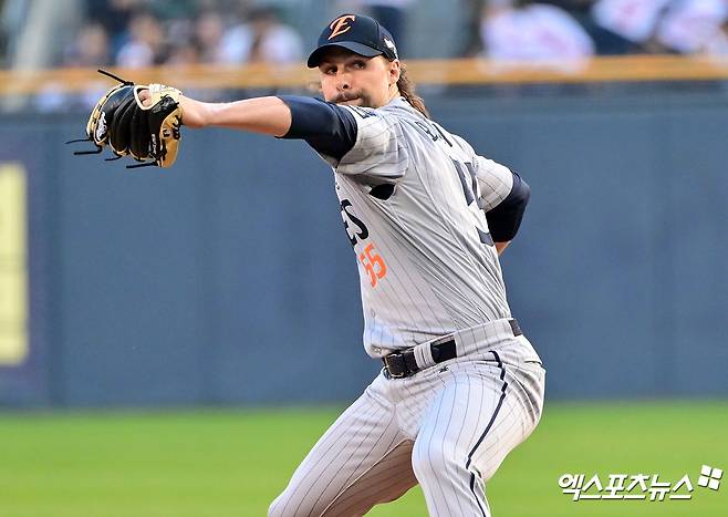 라이언 와이스(휴스턴 애스트로스)가 미국 플로리다주 웨스트팜비치의 캑타이파크 오브 더 팜 비치에서 열린 2026 미국 메이저리그(MLB) 뉴욕 메츠와의 시범경기에 구원 등판해 ⅔이닝 2피안타 4볼넷 3실점을 기록했다. 최고구속은 96.7마일(약 156km/h)이 찍혔다. 와이스의 한화 시절 모습. 엑스포츠뉴스 DB