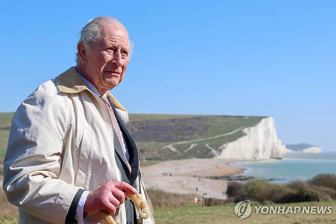 찰스 3세가 19일(현지시간) 자신의 이름을 딴 해안길의 세븐시스터스 구간을 걷고 있다 [AFP 연합뉴스. 재판매 및 DB 금지]