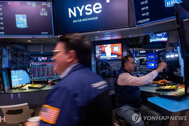 19일(현지시간) 뉴욕 증권거래소의 트레이더들 [AFP=연합뉴스]