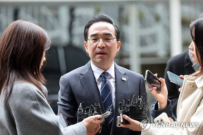 박홍근 후보자의 답변 (서울=연합뉴스) 박동주 기자 = 이재명 정부 초대 기획예산처 장관 후보자로 지명된 더불어민주당 박홍근 의원이 3일 서울 중구 예금보험공사에 마련된 인사청문회 준비 사무실로 출근하며 취재진 질문에 답하고 있다. 2026.3.3 pdj6635@yna.co.kr