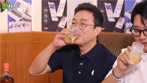 2024년 '짠한형 신동엽' 56회 예고편에서 맥주를 마시는 배우 이재룡 [유튜브 채널 '짠한형 신동엽' 캡처. 재판매 및 DB 금지]