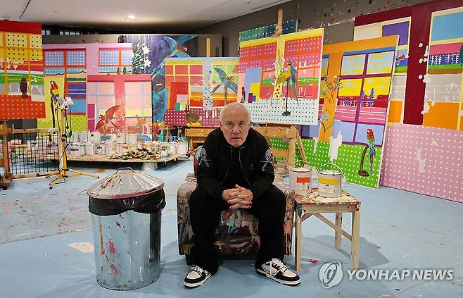 작가의 스튜디오에서 포즈 취하는 데이미언 허스트 [연합뉴스 자료사진]