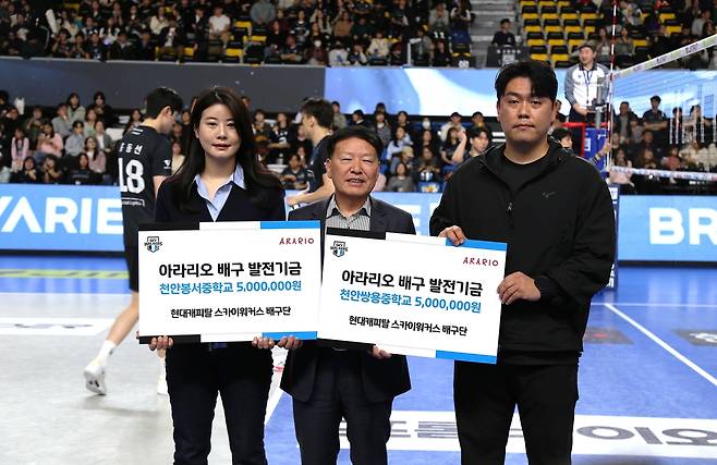 기념촬영하는 김문수 대표(중앙)와 관계자들 [아라리오 제공. 재판매 및 DB 금지]